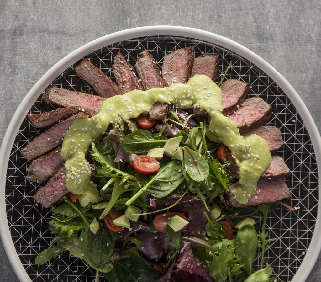 Μοσχαρίσια μπριζόλα σε σαλάτα