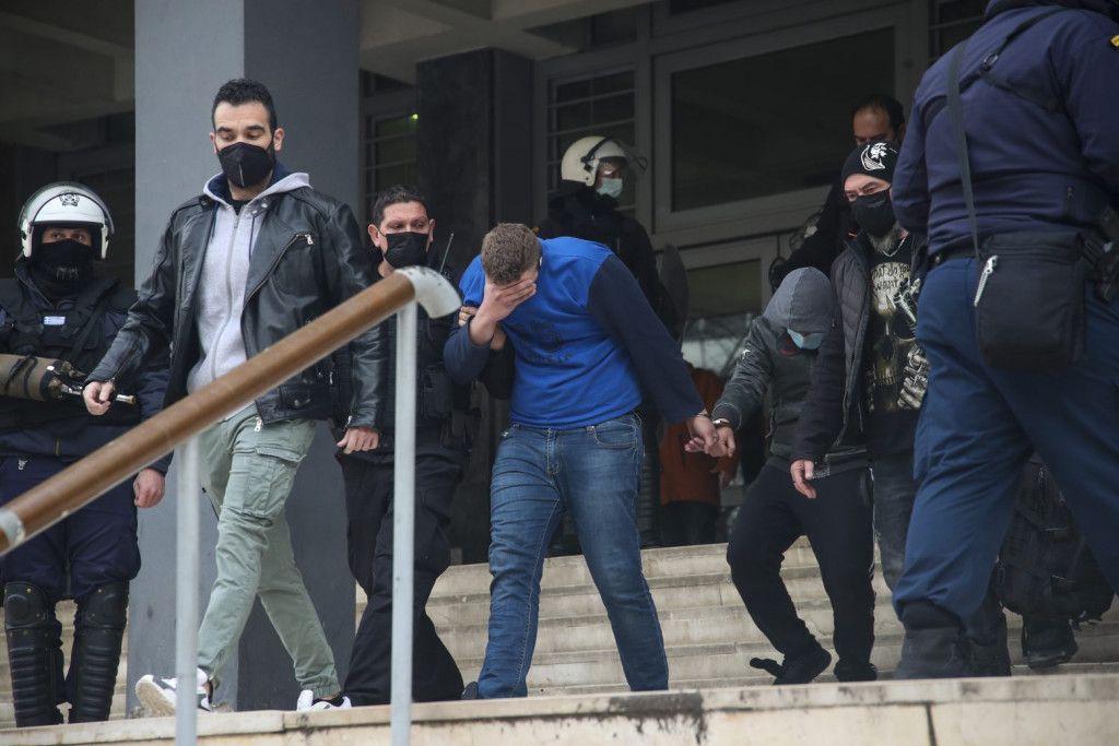 Δολοφονία Άλκη: Τα αλληλοκαρφώματα, ο 20χρονος που παραδόθηκε και το 12ο άτομο