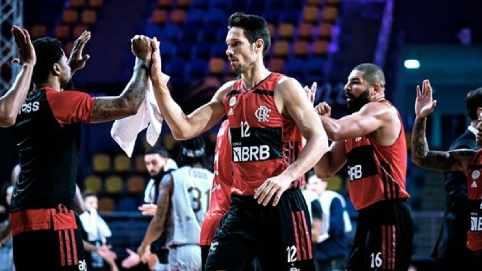 Πήρε το Διηπειρωτικό η Φλαμένγκο – Ο Σπανούλης στην απονομή του MVP