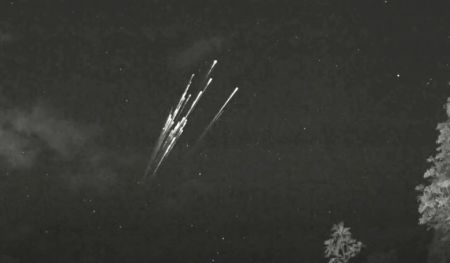 SpaceX: Θεαματικό βίντεο δείχνει δορυφόρο του Ίλον Μασκ να διαλύεται φλεγόμενος στην ατμόσφαιρα