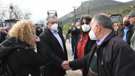 ΚΚΕ: Στα μπλόκα των αγροτών σε Λιβαδειά και Πελασγία ο Δημήτρης Κουτσούμπας