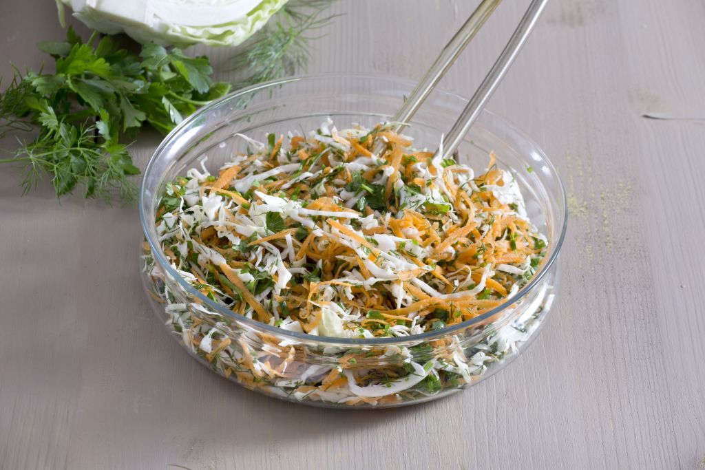 Σαλάτα με λάχανο, καρότο και μυρωδικά