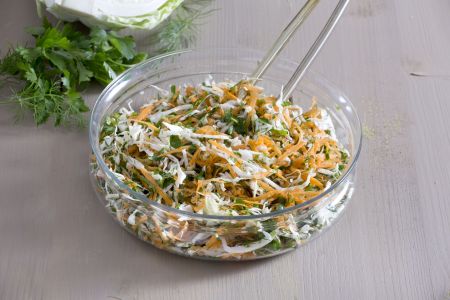 Σαλάτα με λάχανο, καρότο και μυρωδικά