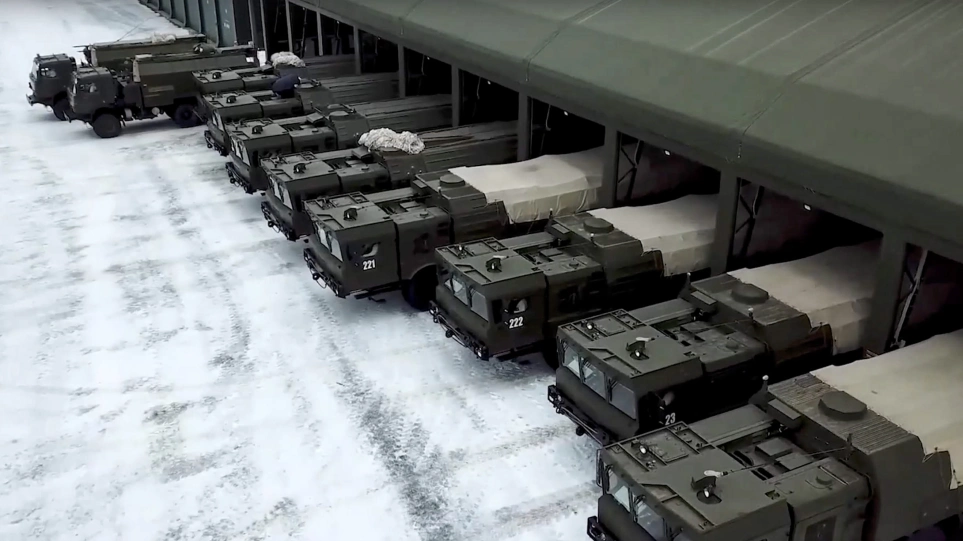 Η Ρωσία αποσύρει στρατεύματα από την Κριμαία, μεταδίδει το ρωσικό Interfax