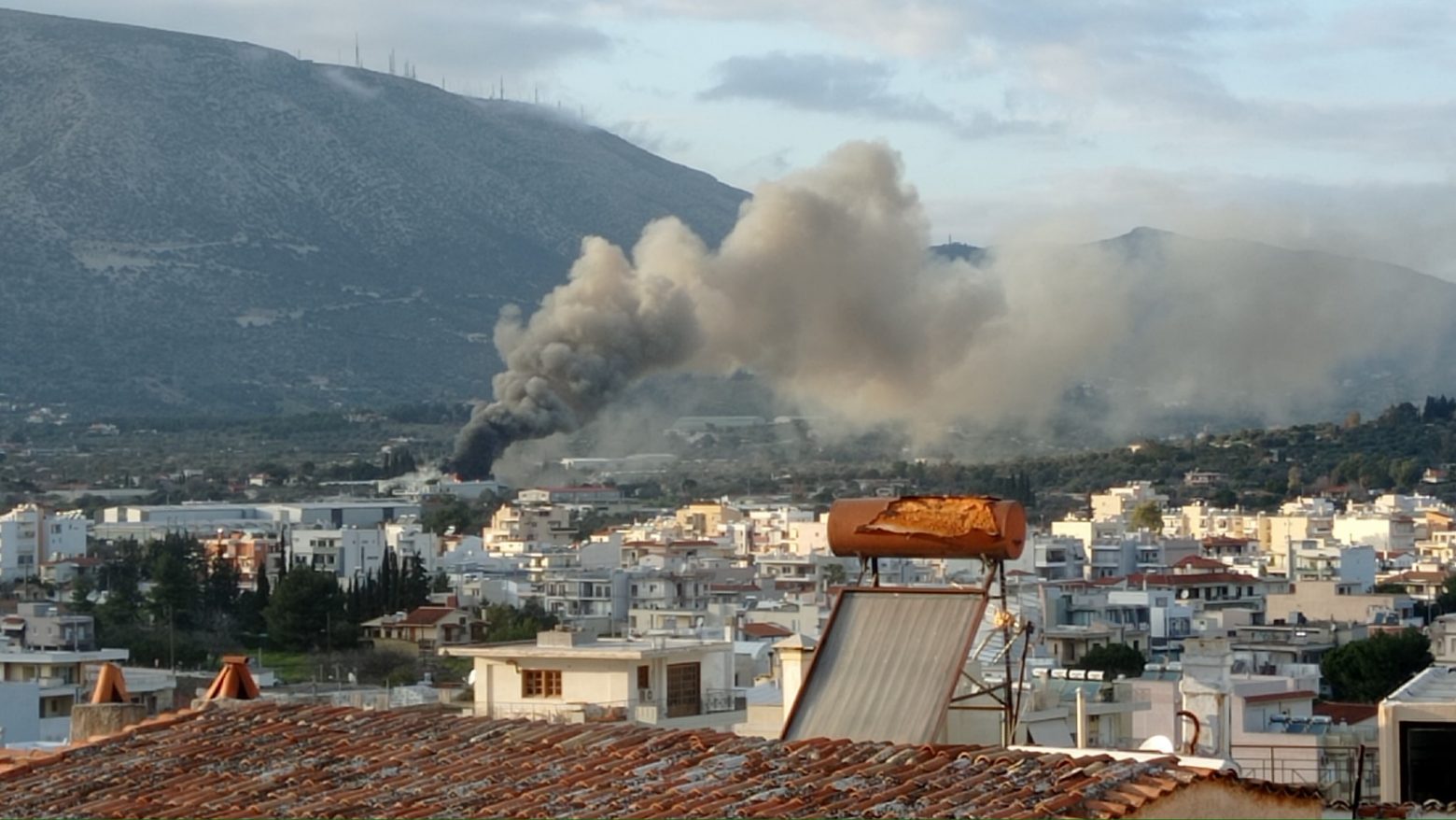 Κορωπί: Μεγάλη φωτιά σε αποθήκη με ζωοτροφές