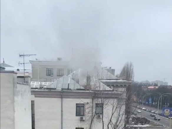 Ουκρανία: Καπνός στη ρωσική πρεσβεία στο Κίεβο – «Καίνε απόρρητα έγγραφα» λένε οι Ουκρανοί | tovima.gr