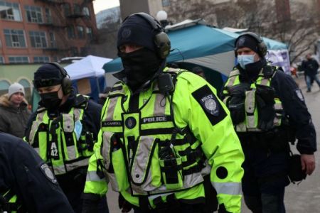 ΗΠΑ: Αστυνομικοί σε καβγά εφήβων, βάζουν τον λευκό να καθίσει και περνάνε χειροπέδες στον μαύρο