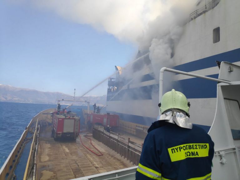 Φωτιά σε πλοίο στην Κέρκυρα: 11 αγνοούμενοι και 2 εγκλωβισμένοι – Στις έρευνες ΕΜΑΚ και Μονάδα Υποβρυχίων Αποστολών | tovima.gr