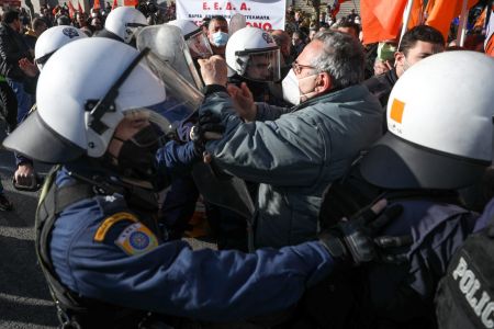 ΠΟΕ – ΟΤΑ: Μεγάλη συγκέντρωση έξω από το Γενικό Λογιστήριο του Κράτους – Επεισόδια με χημικά