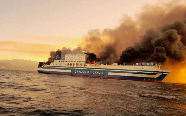 Φωτιά σε πλοίο στην Κέρκυρα: Ανακοίνωση της πλοιοκτήτριας εταιρείας | tovima.gr