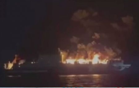 Παραδομένο στις φλόγες το πλοίο στην Κέρκυρα: Εγκατέλειψαν όλοι με σωσίβιες λέμβους – Ένας ελαφρά τραυματίας
