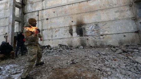 Ουκρανία: Οριακή η κατάσταση – Σφοδροί βομβαρδισμοί και εκρήξεις στο Ντονέτσκ