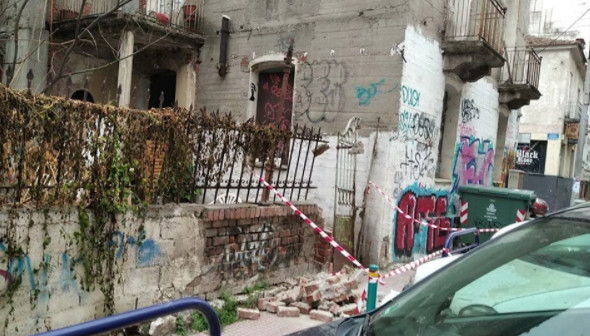 Συγκλονίζει ο πατέρας του 22χρονου φοιτητή που καταπλακώθηκε από τοίχο – «Πέθανε για μία κλοτσιά»