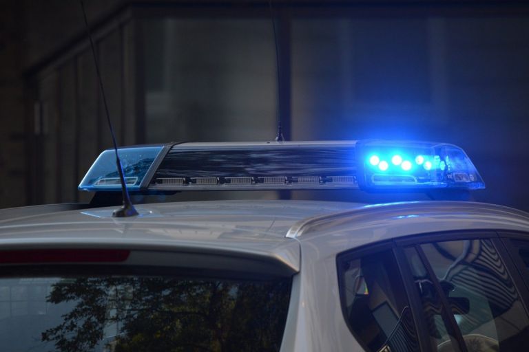 Κορωπί: Όχημα παρέσυρε αστυνομικούς για να αποφύγει τον έλεγχο – Πυροβολισμοί και τραυματίες | tovima.gr