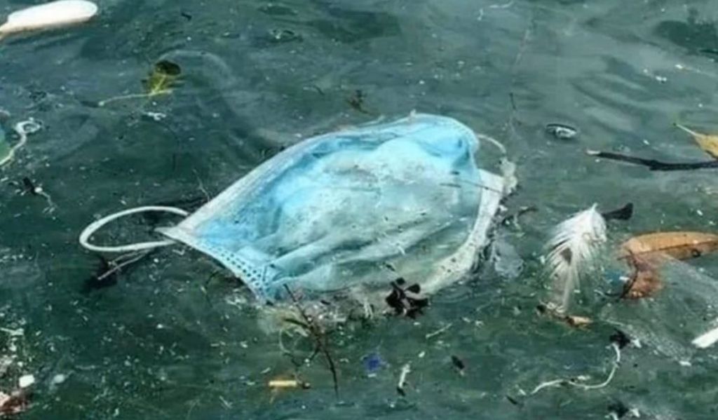 Κορωνοϊός: Πού καταλήγουν τα self-test και οι μάσκες μιας χρήσης; Πόσο «κοστίζει» στο περιβάλλον ο ιός;