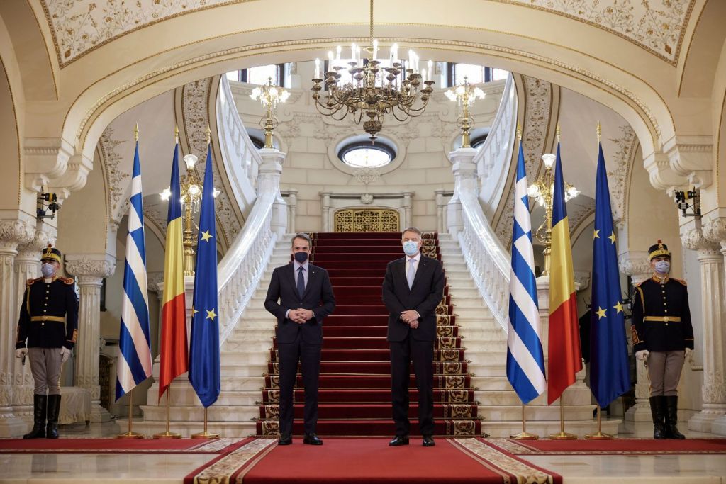 Μητσοτάκης – Τσιούκα: Η Ρωσία παραβιάζει κατάφωρα το διεθνές δίκαιο στην Ουκρανία
