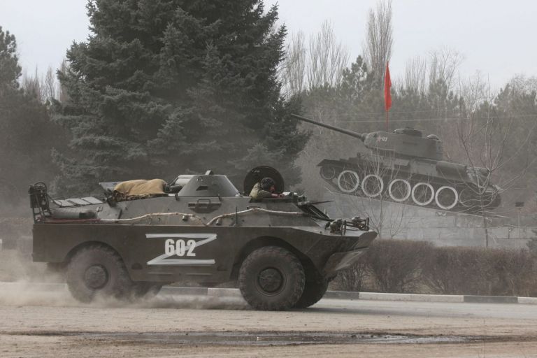 Πόλεμος στην Ουκρανία: Η Ρωσία κατέλαβε αεροδρόμιο κοντά στο Κίεβο – Στρατεύματα έξω από την πρωτεύουσα | tovima.gr
