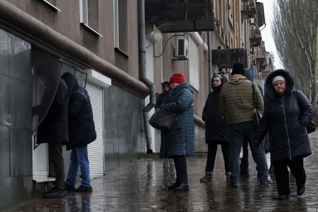 Ουκρανία: Σε κατάσταση πανικού οι πολίτες – Τρέχουν σε τράπεζες και βενζινάδικα | tovima.gr
