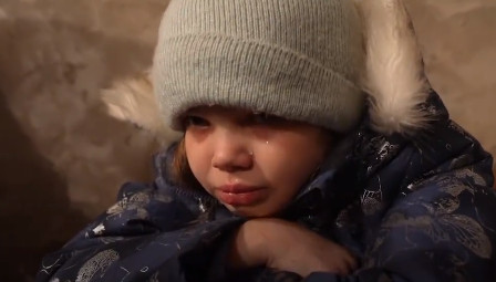 Ουκρανία: «Δε θέλω να πεθάνω» λέει ένα μικρό αγόρι με δάκρυα στα μάτια