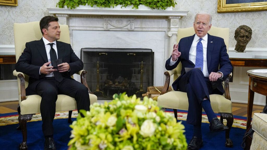 Πόλεμος στην Ουκρανία: Επικοινωνία Ζελένσκι –  Μπάιντεν για στρατιωτική βοήθεια