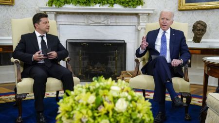 Πόλεμος στην Ουκρανία: Επικοινωνία Ζελένσκι –  Μπάιντεν για στρατιωτική βοήθεια