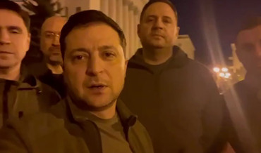 Ουκρανία: Ο Ζελένσκι διαψεύδει ότι έφυγε από το Κίεβο – «Δεν καταθέτουμε τα όπλα» λέει σε νέο μήνυμά του