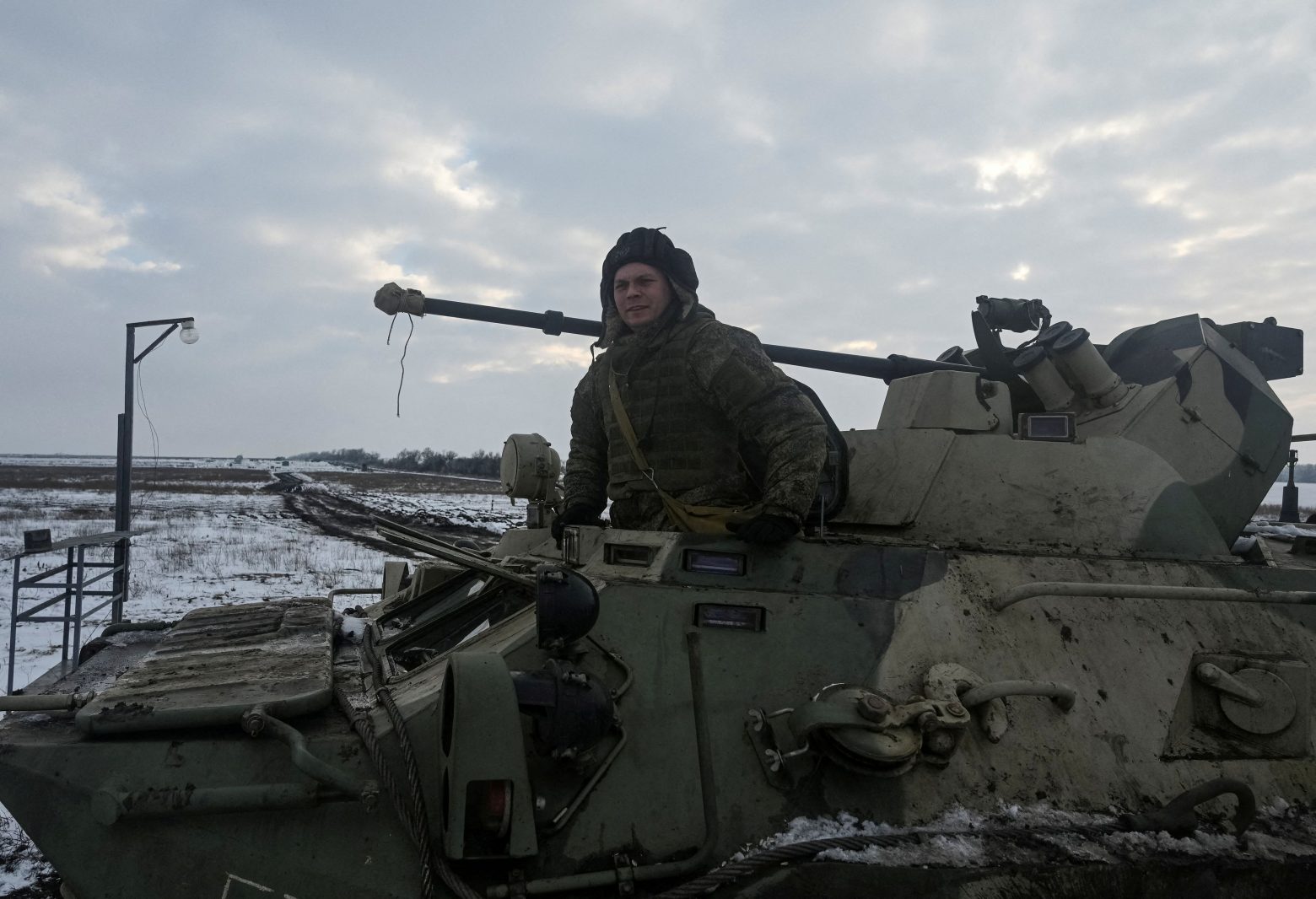 Μακρόν: Βλέπει μακρά διάρκεια στον πόλεμο στην Ουκρανία – «Πρέπει να προετοιμαστούμε»
