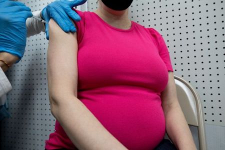 Κορωνοϊός: Πώς επιβαρύνει εγκύους και έμβρυα – Τι δείχνει νέα μελέτη