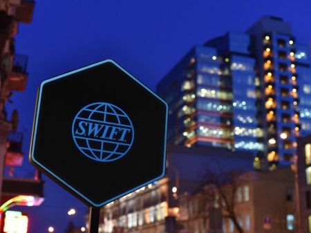 Πόλεμος στην Ουκρανία: Ανοίγει ο δρόμος για τον αποκλεισμό της Ρωσίας από το SWIFT