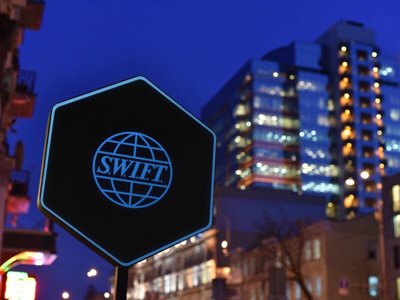 Πόλεμος στην Ουκρανία: Ανοίγει ο δρόμος για τον αποκλεισμό της Ρωσίας από το SWIFT