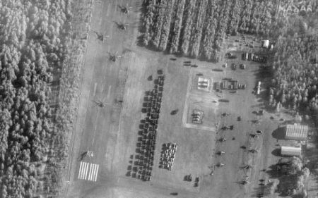 Ουκρανία: Δορυφορικές φωτογραφίες δείχνουν στρατεύματα και 150 ελικόπτερα στη Λευκορωσία κοντά στα σύνορα