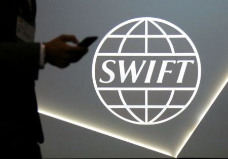 Ρωσία: Θα αποκλειστεί από το SWIFT; – Τι είπε κεντρικός τραπεζίτης της Ευρωζώνης