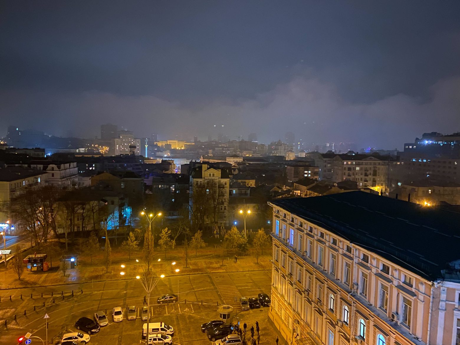Πόλεμος στην Ουκρανία: Ισχυρές εκρήξεις συνταράσσουν το Κίεβο – Προειδοποίηση για πυραυλική επίθεση