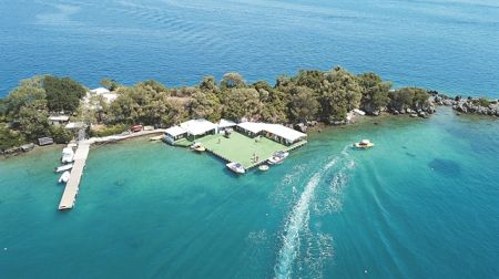 Μόνο σε στενό κύκλο