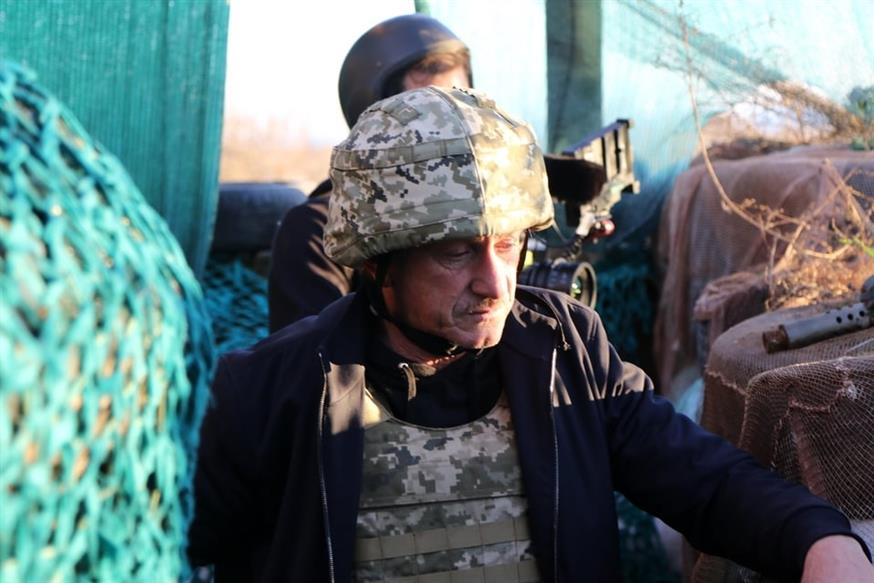 Πόλεμος στην Ουκρανία: Ο Σον Πεν εγκατέλειψε τη χώρα με τα πόδια