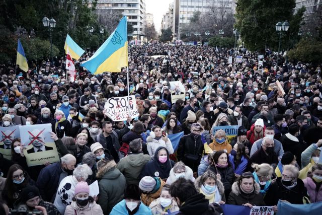 Ουκρανία: «Σταματήστε τον πόλεμο, θέλουμε ειρήνη» – Πλήθος κόσμου στην αντιπολεμική συγκέντρωση στο Σύνταγμα