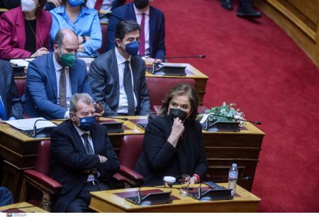 Λουλούδια στο έδρανο της Μαριέττας Γιαννάκου