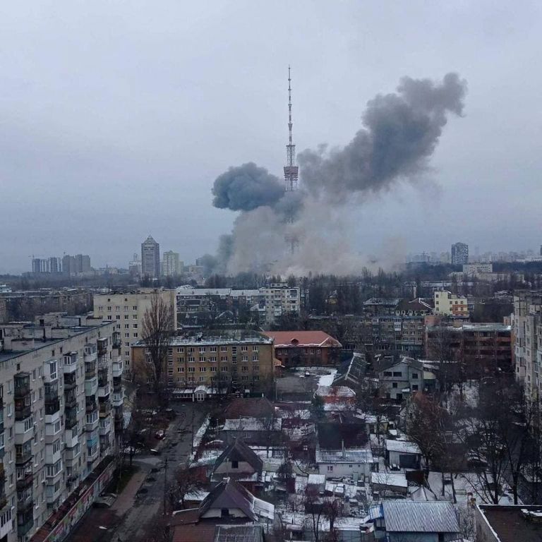 Πόλεμος στην Ουκρανία: Ξεκίνησε ο βομβαρδισμός στο Κίεβο – Στόχος ο πύργος τηλεπικοινωνιών | tovima.gr