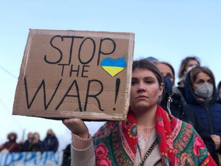 Μαζικό συλλαλητήριο στο Σύνταγμα κατά της ρωσικής εισβολής στην Ουκρανία