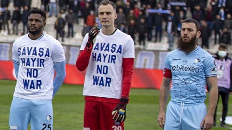 Τούρκος παίκτης αρνήθηκε να βάλει φανέλα κατά του πολέμου – Η εξήγηση που έδωσε | tovima.gr