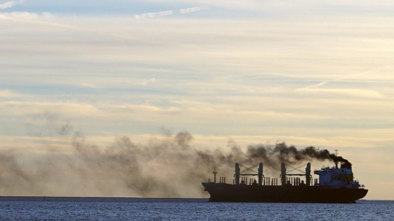Πόλεμος στην Ουκρανία: Έκρηξη σε φορτηγό πλοίο στα ανοιχτά της Οδησσού – 4 αγνοούμενοι