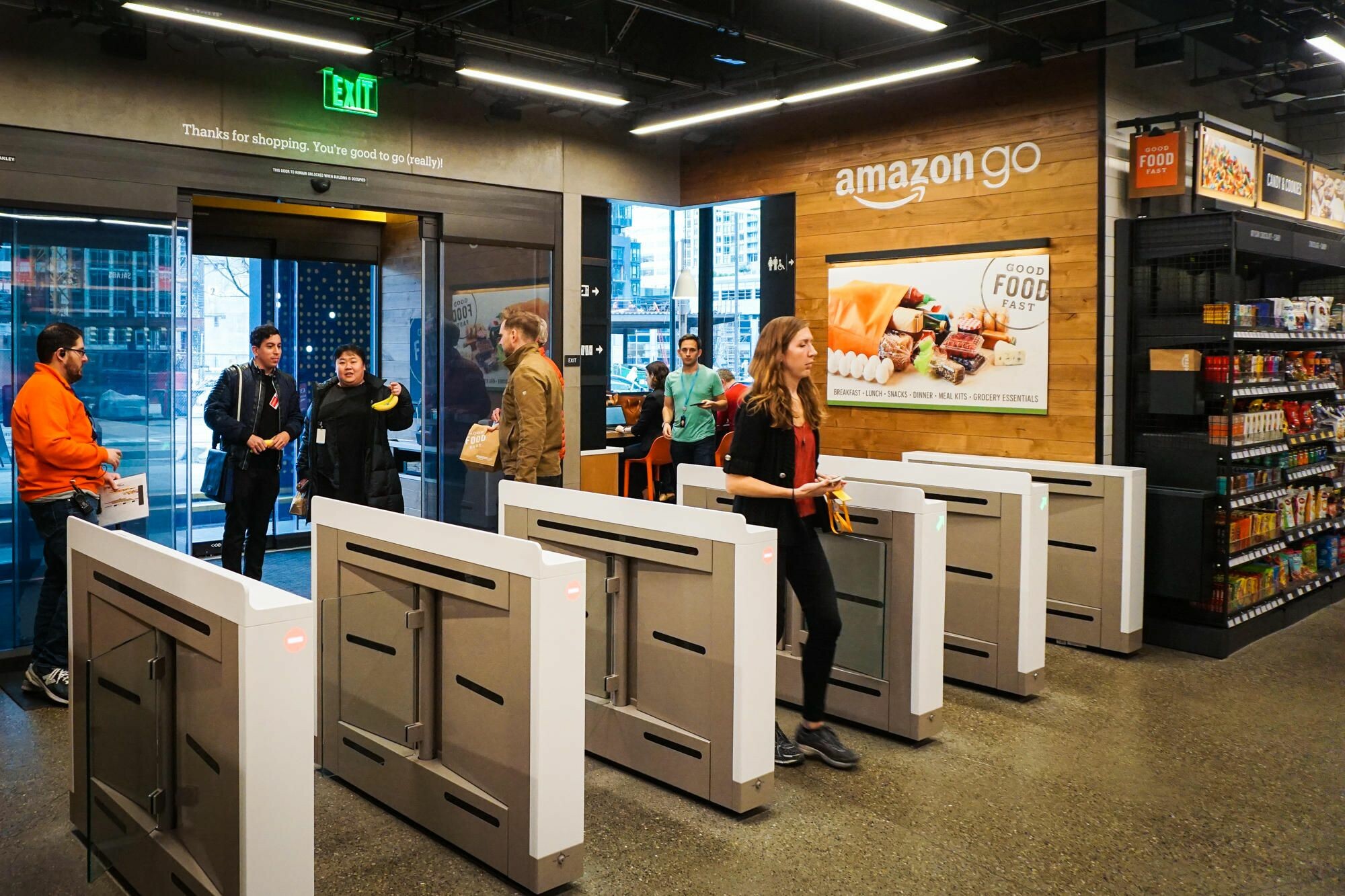 Amazon: Κλείνουν 68 φυσικά καταστήματα
