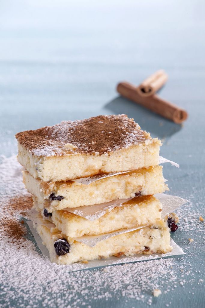 Ζουμερή μυζηθρόπιτα με αμύγδαλα και σταφίδες