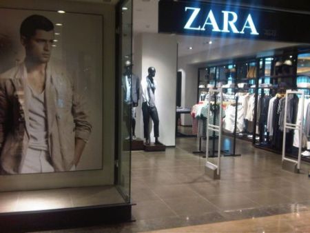Πόλεμος στην Ουκρανία: Κλείνουν τα 502 καταστήματα Zara στην Ρωσία – Η εταιρεία διακόπτει τις online αγορές στην χώρα