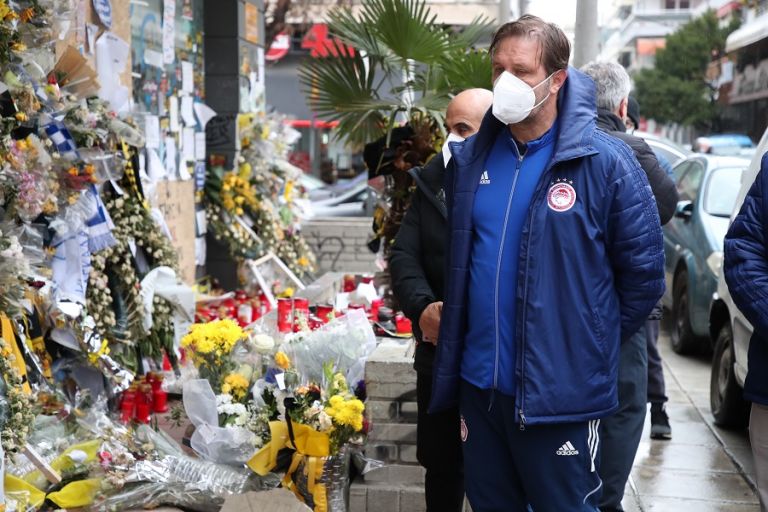 Ο Μαρτίνς και αντιπροσωπεία του Ολυμπιακού στο σημείο όπου δολοφονήθηκε ο Άλκης | tovima.gr