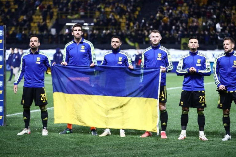 Με τη σημαία της Ουκρανίας στο γήπεδο οι παίκτες του Άρη | tovima.gr