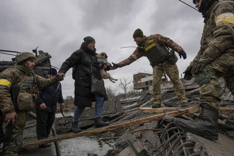 Ουκρανία: Σφοδρό χτύπημα στο Ιρπιν: Δραματικές στιγμές για τους άμαχους – Εικόνες-σοκ | tovima.gr