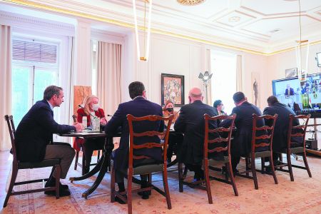 Το κλίμα αβεβαιότητας ταράζει την κυβέρνηση- Βουτιά προσδοκιών και ανατροπές