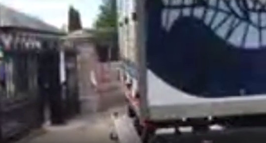 Δουβλίνο: Φορτηγό έπεσε πάνω στην είσοδο της ρωσικής πρεσβείας