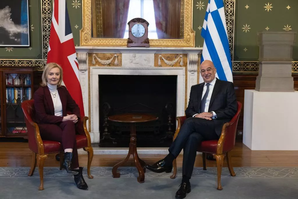 Στο Λονδίνο ο Νίκος Δένδιας: Συντονισμός και συνεργασία Ελλάδας-Βρετανίας για τον τερματισμό του πολέμου